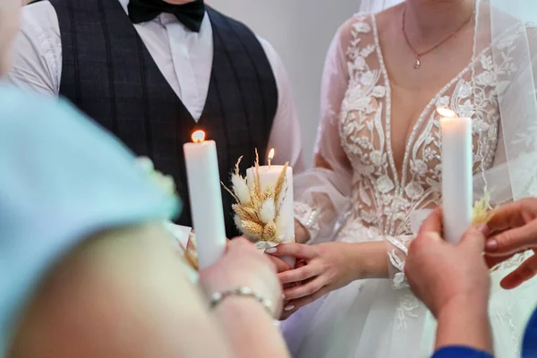 Gelin Damat Aile Ocağında Geleneksel Yanan Bir Mum Tutuyorlar Düğün — Stok fotoğraf