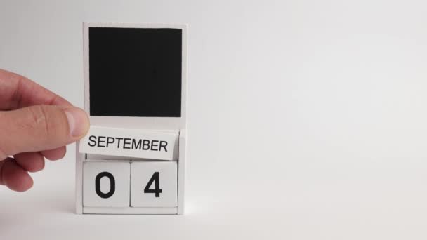 日期为9月4日的日历和一个设计师的位置 特定日期事件的说明性说明 — 图库视频影像