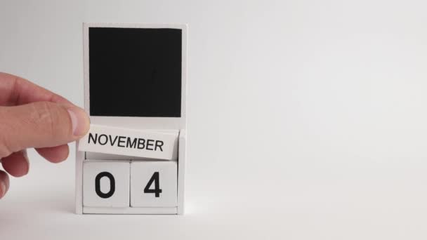 日期为11月4日的日历和设计师的工作地点 特定日期事件的说明性说明 — 图库视频影像