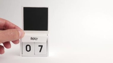 7 Mayıs tarihli takvim ve tasarımcılar için bir yer. Belirli bir tarihteki olay için illüstrasyon.