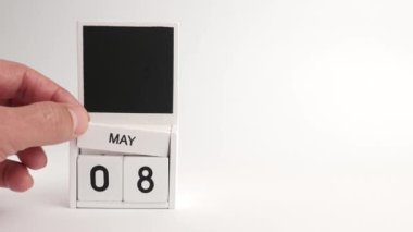 8 Mayıs tarihli takvim ve tasarımcılar için bir yer. Belirli bir tarihteki olay için illüstrasyon.