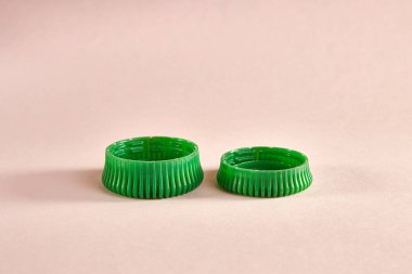 Daha büyük ve daha küçük su şişeleri için plastik kapaklar. Çevreyi kurtarmak için plastik kullanımını azaltmak. Çevre koruma teknolojileri. Ekoloji.