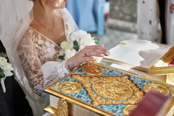 Bruden Och Brudgummen Lade Händerna Evangeliet Ett Kyrkbröllop — Stockfoto