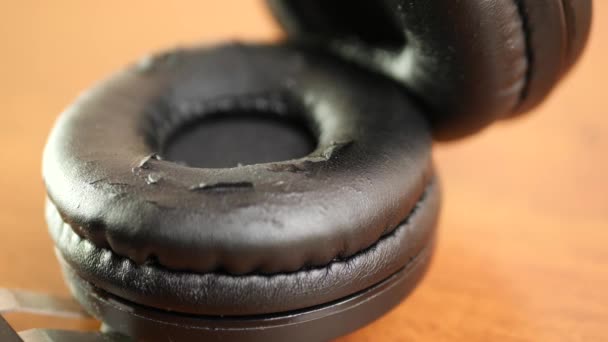 Leather Substitute Headphones Climbs Crawls High Quality Material Gadget — Stock Video