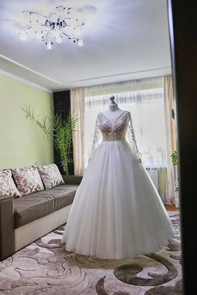 Une Belle Robe Mariée Est Suspendue Sur Mannequin Dans Chambre — Photo