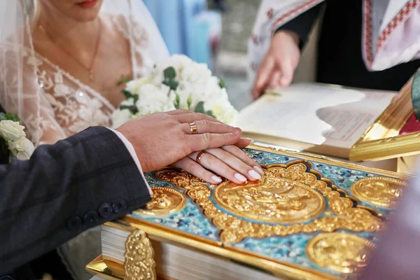 Νύφη Και Γαμπρός Απλώνουν Χέρια Στο Ευαγγέλιο Κατά Διάρκεια Ενός — Φωτογραφία Αρχείου