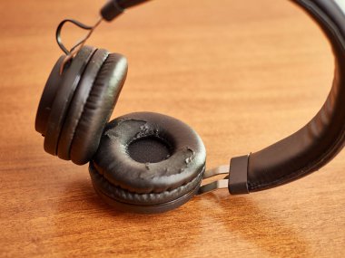 Kulaklıktaki deri, tırmanıyor ve sürünüyor. Aletin yüksek kalitede malzemesi değil..