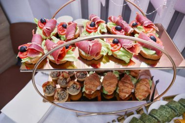 Sandviç, meyve ve içeceklerle dolu bir büfe..