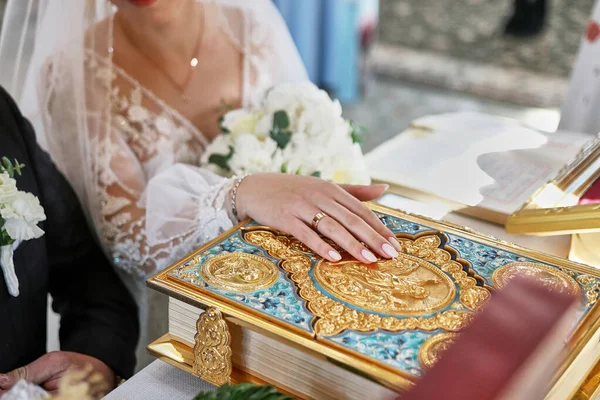Bruden Och Brudgummen Lade Händerna Evangeliet Ett Kyrkbröllop — Stockfoto