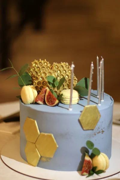 Egy Gyönyörű Ünnepi Torta Méhkompozícióval Díszítve Születésnapi Ünneplés — Stock Fotó