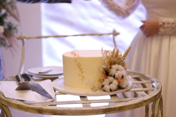 Beyaz Güllerle Süslenmiş Güzel Bir Düğün Pastası Düğün Kutlaması — Stok fotoğraf
