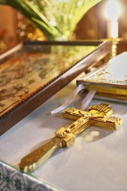 Kilisedeki tahtta haçla birlikte bir haç yatıyor..