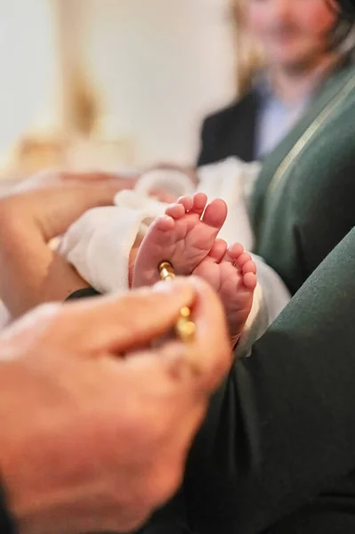 Kněz Provádí Obřad Pomazání Nohou Novorozence — Stock fotografie