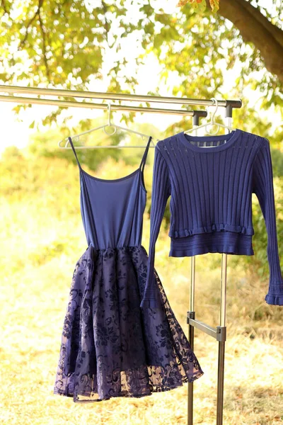 Ένα Φόρεμα Και Ένα Μπλε Πουλόβερ Κρέμονται Στο Δρόμο — Φωτογραφία Αρχείου