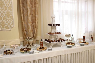 Sandviç, meyve ve içeceklerle dolu bir büfe..