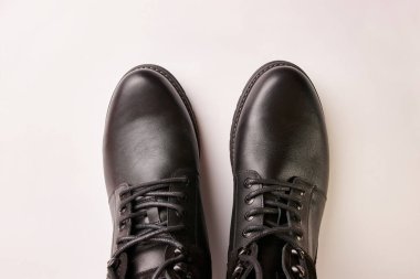 Beyaz arka planda siyah deri erkek çizmeleri. Kış için sıcak ayakkabılar..