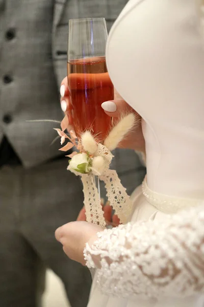 Bruid Houdt Een Glas Wijn Vast Terwijl Naast Bruidegom Staat — Stockfoto