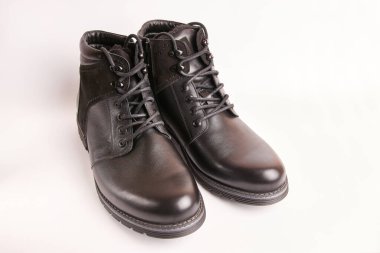 Beyaz arka planda siyah deri erkek çizmeleri. Kış için sıcak ayakkabılar..