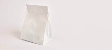 Beyaz arka planda dikilmiş bir çanta. Yiyecek ürünlerinin ambalajı.