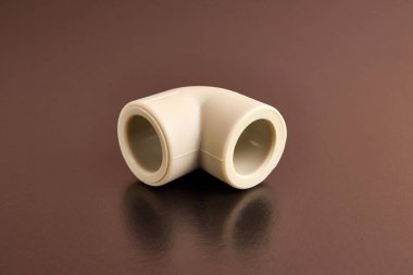 Termoplastik borunun bağlantı açısı 90 derecelik açıyla. Su ve kanalizasyon sistemlerinin kurulumu kavramı.