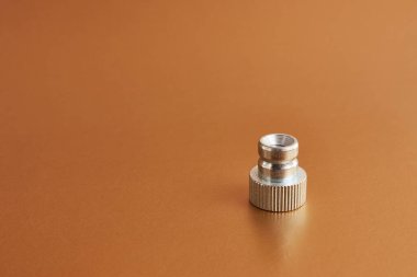 Manüel düzüşme için basınçlı fındık. Başlıklı bağlantı ögeleri kavramı.