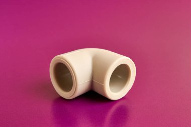 Termoplastik borunun bağlantı açısı 90 derecelik açıyla. Su ve kanalizasyon sistemlerinin kurulumu kavramı.