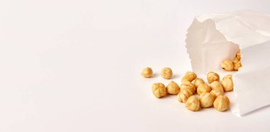 Fındıklar kese kağıdından düştü. Yiyecek ambalajı.