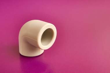 Termoplastik borunun bağlantı açısı 90 derecelik açıyla. Su ve kanalizasyon sistemlerinin kurulumu kavramı.