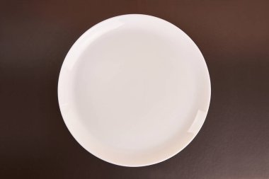 Siyah arka planda beyaz plaka. Tasarımcılar için grafik arkaplan.