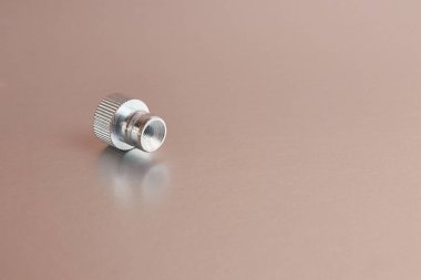 Manüel düzüşme için basınçlı fındık. Başlıklı bağlantı ögeleri kavramı.