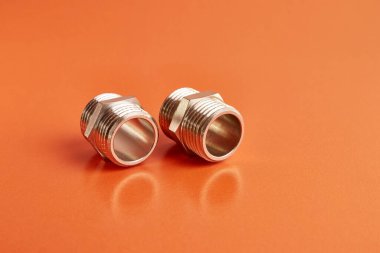 Boru hattı elementlerini birbirine bağlamak için harici bir ipliğe sahip çift meme ucu. Tesisat ve ısıtma..