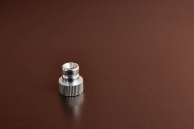 Manüel düzüşme için basınçlı fındık. Başlıklı bağlantı ögeleri kavramı.