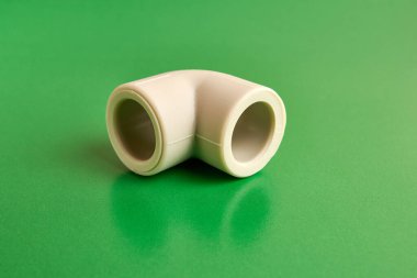 Termoplastik borunun bağlantı açısı 90 derecelik açıyla. Su ve kanalizasyon sistemlerinin kurulumu kavramı.