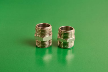 Boru hattı elementlerini birbirine bağlamak için harici bir ipliğe sahip çift meme ucu. Tesisat ve ısıtma..