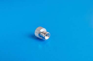 Manüel düzüşme için basınçlı fındık. Başlıklı bağlantı ögeleri kavramı.