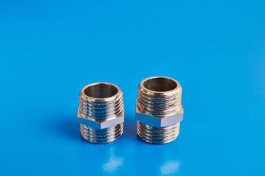 Boru hattı elementlerini birbirine bağlamak için harici bir ipliğe sahip çift meme ucu. Tesisat ve ısıtma..