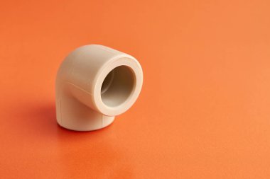 Termoplastik borunun bağlantı açısı 90 derecelik açıyla. Su ve kanalizasyon sistemlerinin kurulumu kavramı.