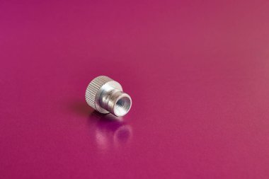 Manüel düzüşme için basınçlı fındık. Başlıklı bağlantı ögeleri kavramı.