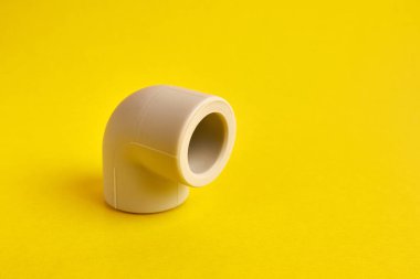 Termoplastik borunun bağlantı açısı 90 derecelik açıyla. Su ve kanalizasyon sistemlerinin kurulumu kavramı.