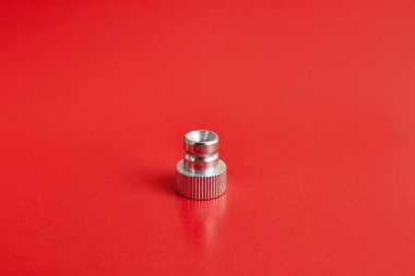 Manüel düzüşme için basınçlı fındık. Başlıklı bağlantı ögeleri kavramı.