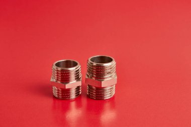 Boru hattı elementlerini birbirine bağlamak için harici bir ipliğe sahip çift meme ucu. Tesisat ve ısıtma..