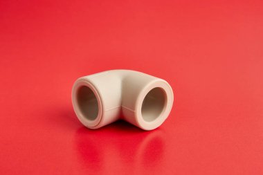 Termoplastik borunun bağlantı açısı 90 derecelik açıyla. Su ve kanalizasyon sistemlerinin kurulumu kavramı.