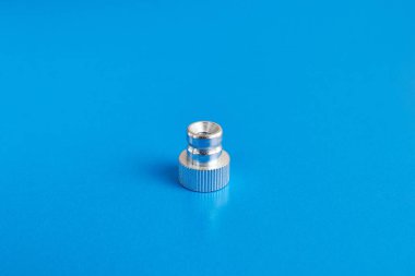 Manüel düzüşme için basınçlı fındık. Başlıklı bağlantı ögeleri kavramı.