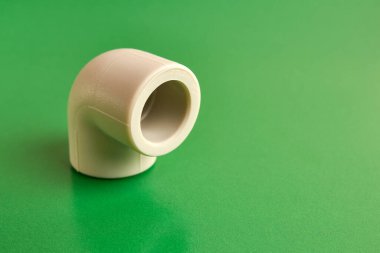 Termoplastik borunun bağlantı açısı 90 derecelik açıyla. Su ve kanalizasyon sistemlerinin kurulumu kavramı.