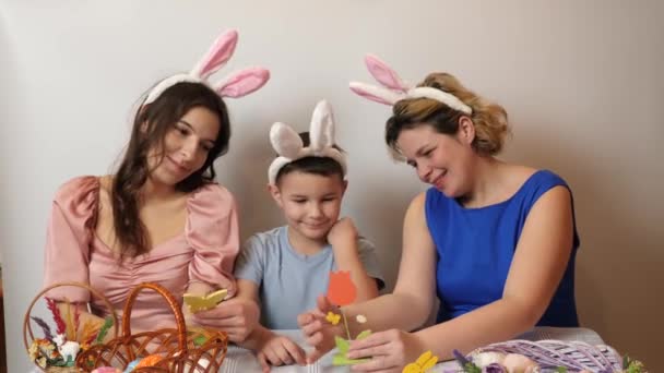 Mother Daughter Son Look Festive Easter Decorations Celebrating Easter Family — 비디오