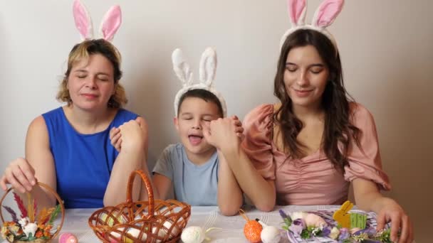 Mère Fille Fils Rêvent Les Yeux Fermés Célébration Pâques Famille — Video