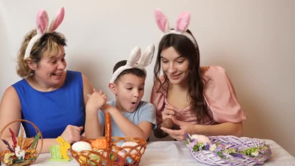 Mother Son Daughter Treated Easter Chocolate Egg Celebrating Easter Family — 비디오