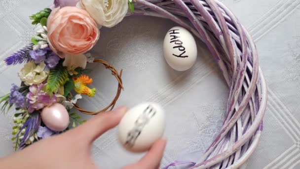 Eieren Met Inscriptie Happy Easter Worden Midden Een Feestelijk Versierde — Stockvideo