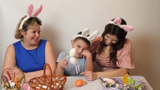 Anya Lánya Fia Húsvéti Tojást Játszanak Húsvétot Ünnepelni Családban Húsvéti — Stock videók