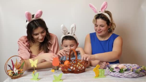 Mother Daughter Son Playing Easter Eggs Celebrating Easter Family Easter — 비디오